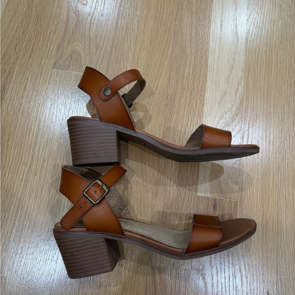 2 for $20 🦋 Brown Strappy Block Heel Sandals